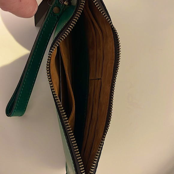 NWT Patricia Nash St Croce Soft Green Tooled Floral wristlet clutch -Leather - Picture 5 of 7